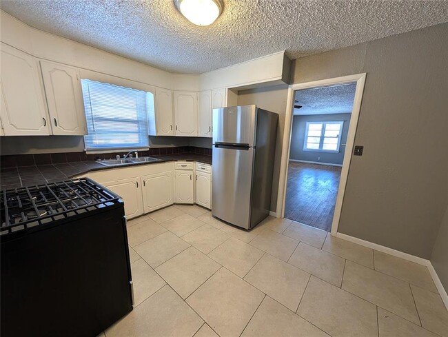 Building Photo - 2800 NE 17th St