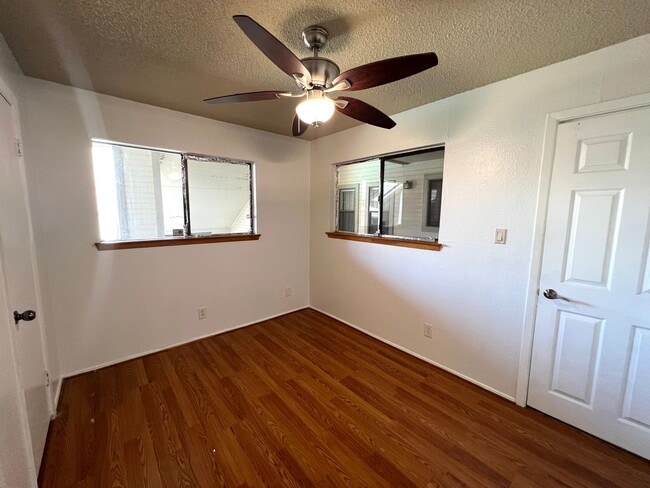 Building Photo - 2 Bedroom 2 Bath Condo Home for rent near Downtown Austin, Top Floor with Balcony, Gated Community