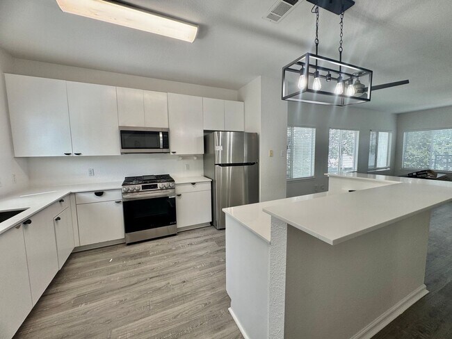 Building Photo - Remodeled 6 Bedroom in North Campus off Sp...