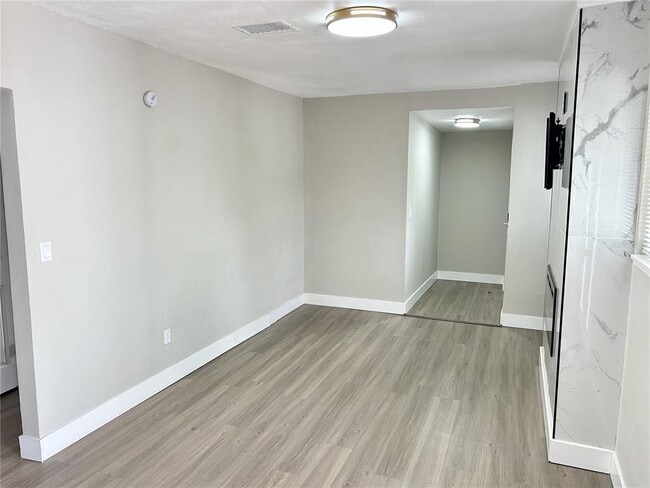 Building Photo - 706 E Flora St