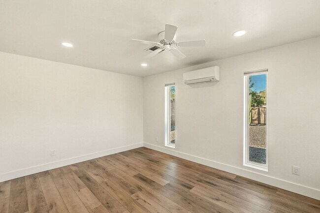 Building Photo - Beautiful 3 bed, 2 bath w/ bonus Room, loc...