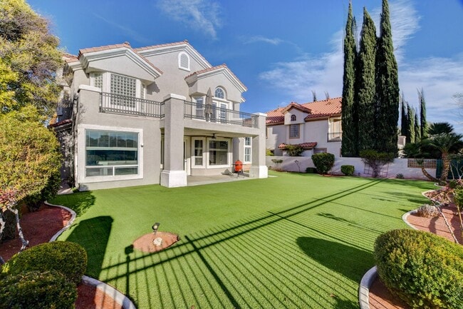 Building Photo - Guard-Gated Golf Course Living on the 14th Green!