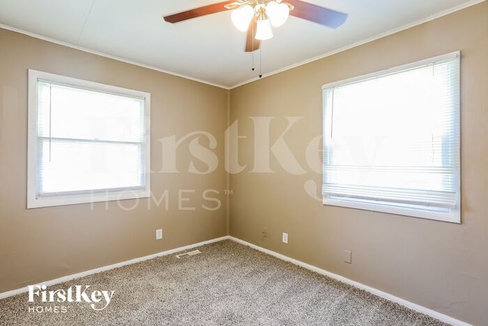 Building Photo - 3605 NE 54th St