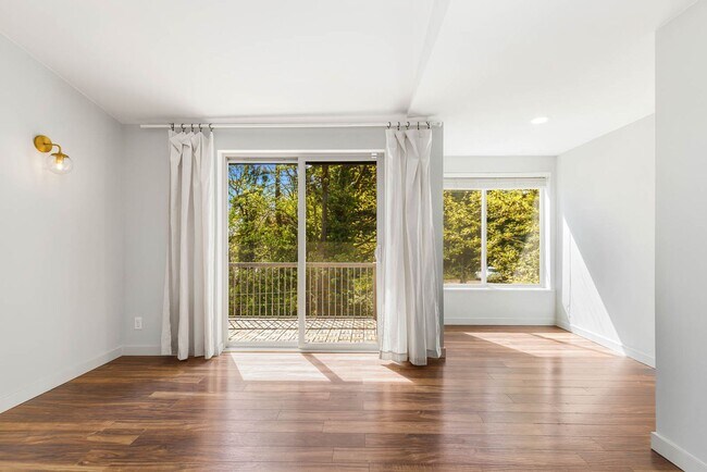 Building Photo - Lovely 3 Bedroom Townhome - Attached Garage