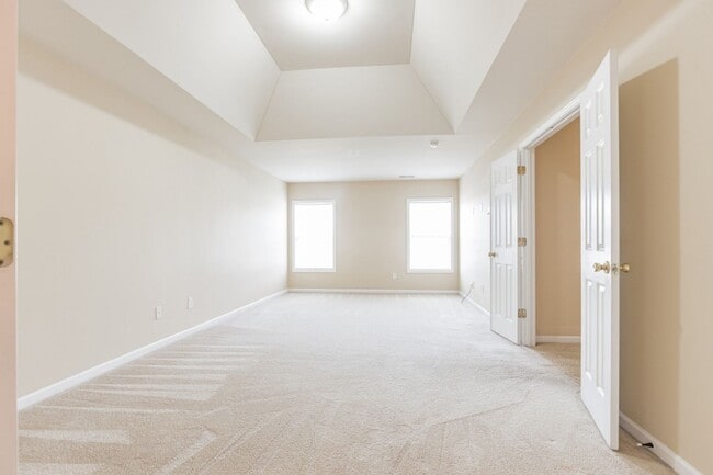 Building Photo - Spacious 4 bedroom, 2.5 bath Home Coming A...