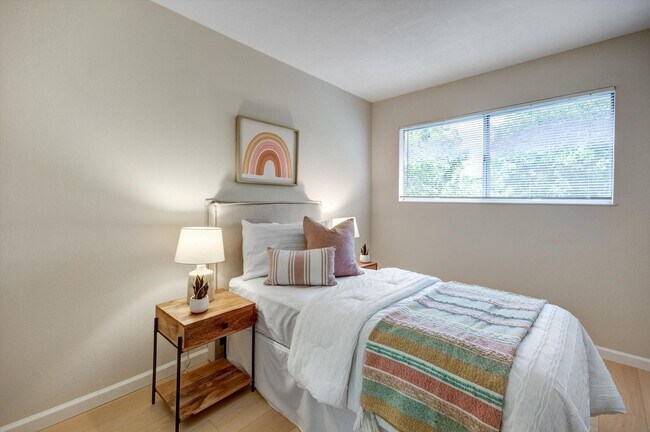 Building Photo - Sunnyvale Meadows Condo