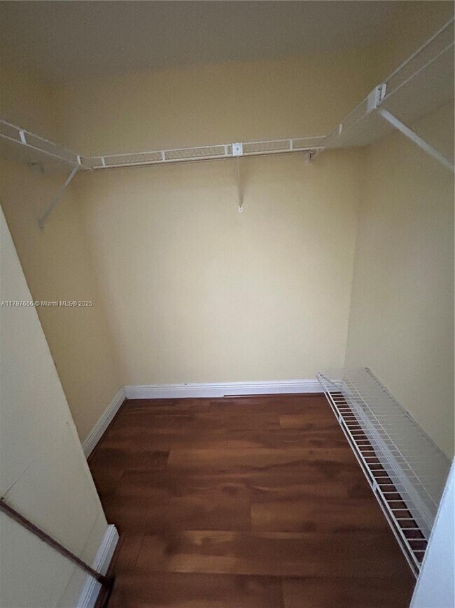 Building Photo - 1455 Holly Heights Dr