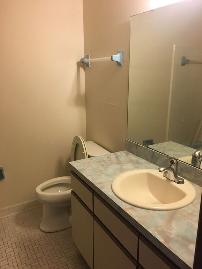 Building Photo - Welcome to this inviting 4-bedroom, 2-bathroom home.