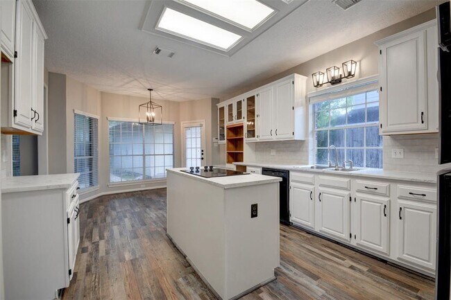 Building Photo - 539 W North Hill Dr
