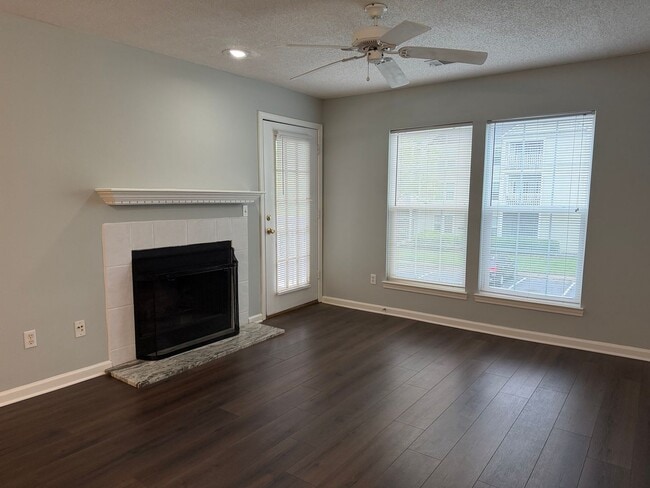 Building Photo - Beautifully renovated 3-bedroom, 2-bath condo located in Estates at Westbury