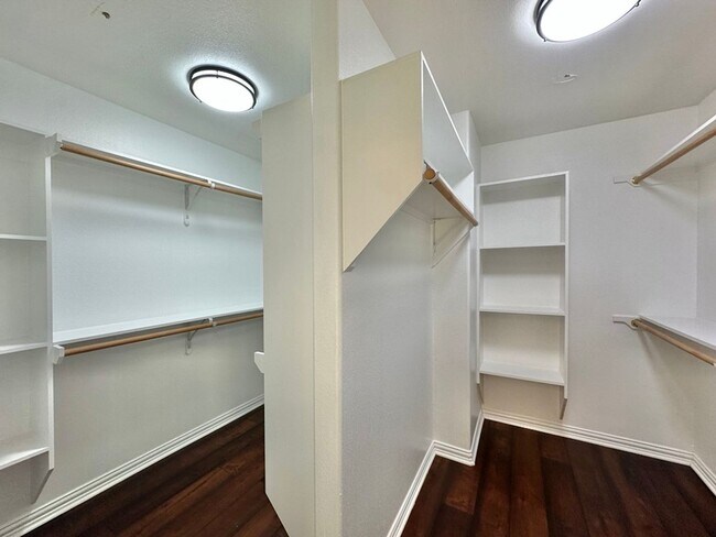 Building Photo - 2040 Yasmeen Cir
