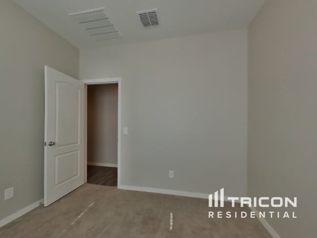 Building Photo - 38169 W Vera Cruz Dr