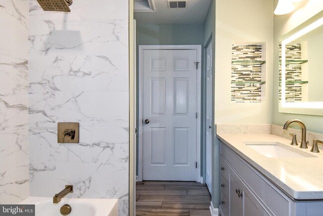 Building Photo - 5987 Edgehill Ct