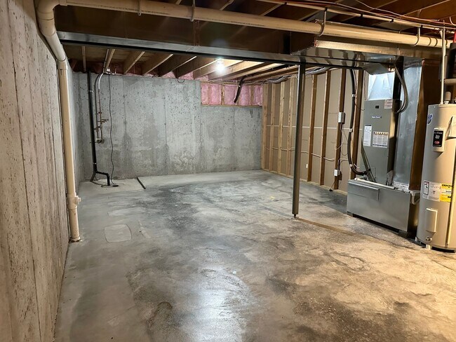 Building Photo - 502 SE Maple Dr