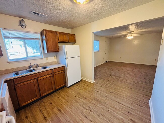 Building Photo - 3 Bedroom, 2 Bath Apartment