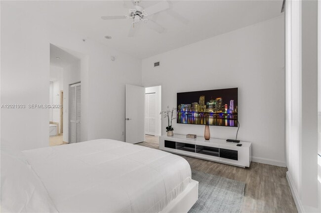 Building Photo - 785 Crandon Blvd