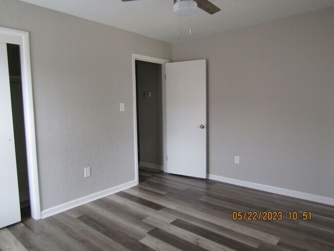 Building Photo - Very Nice Remodeled Duplex Home! No Pet Home!