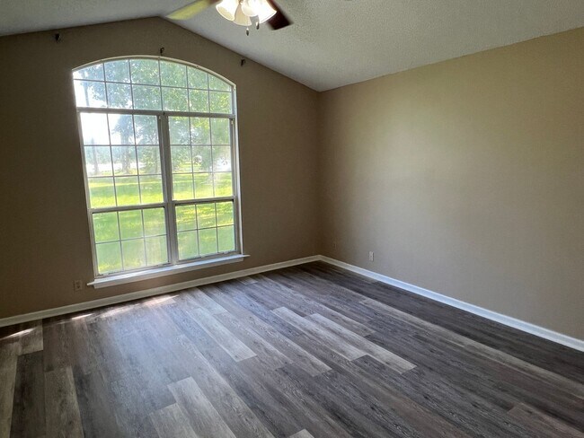 Building Photo - 25% off of 2nd month's rent with a 24 month Lease Agreement.