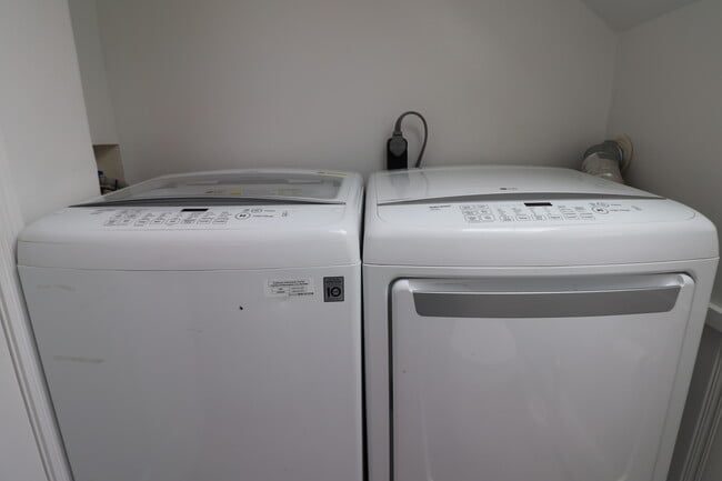 Building Photo - 262 S Ketcham Ave