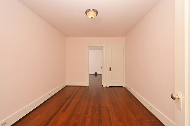 Building Photo - Charming 1BR/1BA Main Floor View Unit in Desired Neighborhood (Sunset Hill)