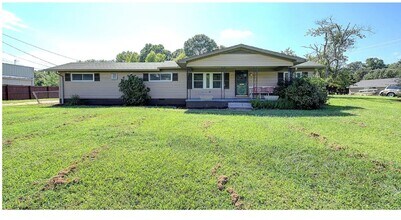 Building Photo - Spacious 3/1 Mobile Home Available for Rent!