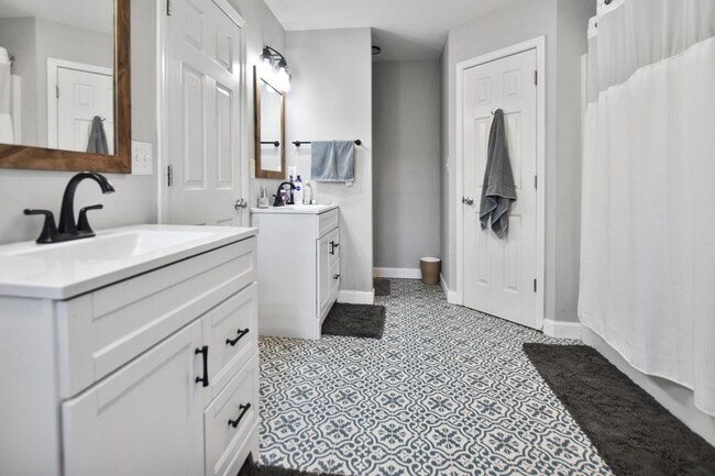 Building Photo - Pet Friendly Three Bedroom with Bonus!
