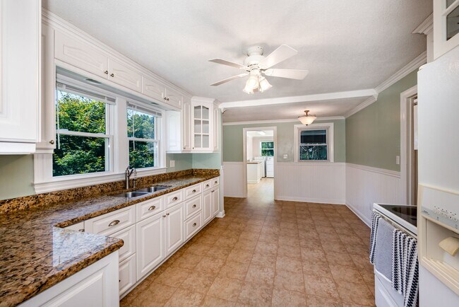 Building Photo - Two Bedroom Farmhouse with LARGE Bonus Room