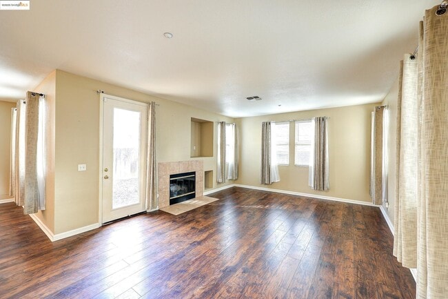 Building Photo - 220 Whispering Oaks Ct