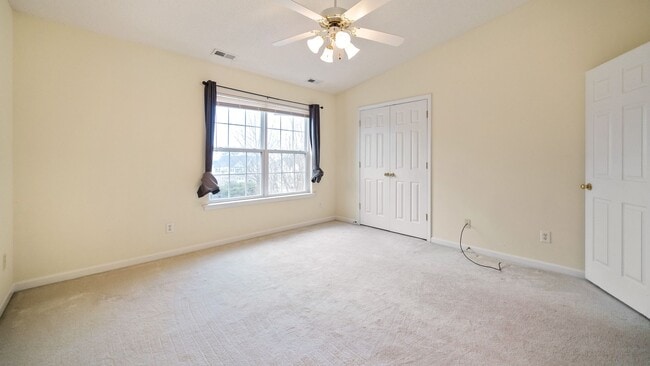 Building Photo - Bright and sunny 2 bed/2.5 bath townhome in great Durham location!