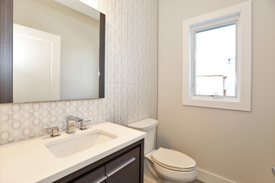 Building Photo - 463 Roff Ave