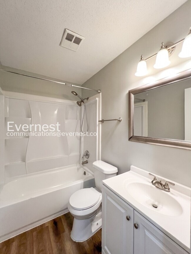 Building Photo - 3400 Laurelwood Dr