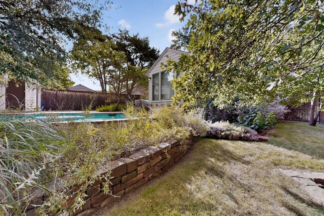 Building Photo - Gorgeous 2/2 Bungalow with Private Pool
