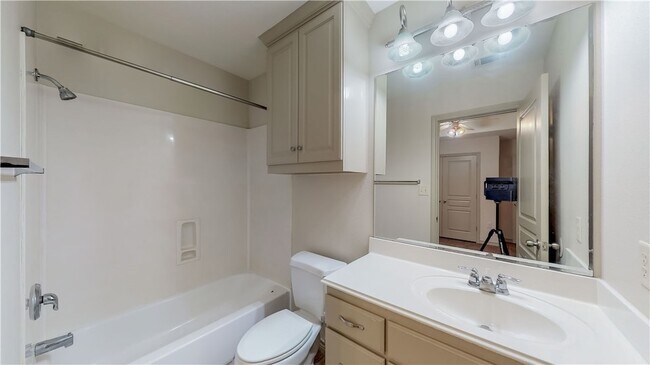 Building Photo - 115 Richards St