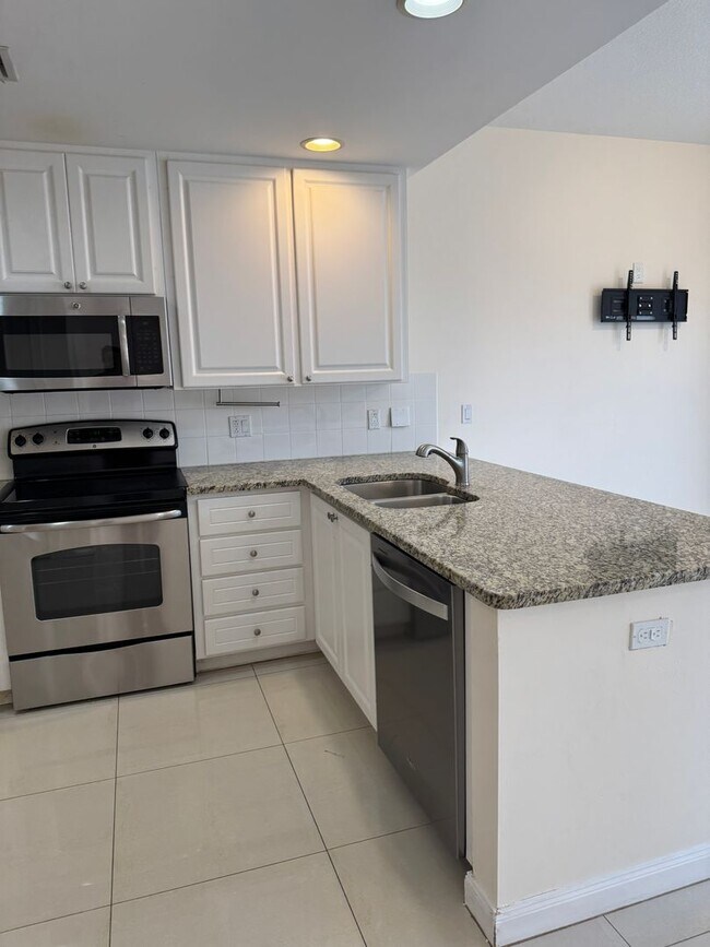 Building Photo - Lakeside Luxury Living in Island Walk – 3B...