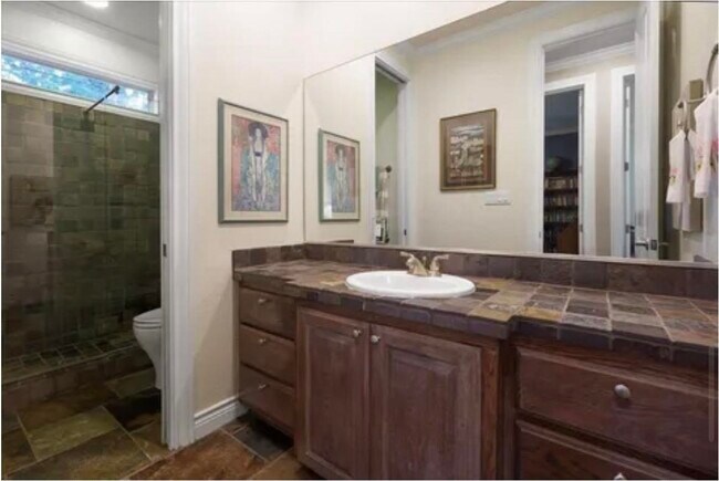 Building Photo - 203 Hi Cir W