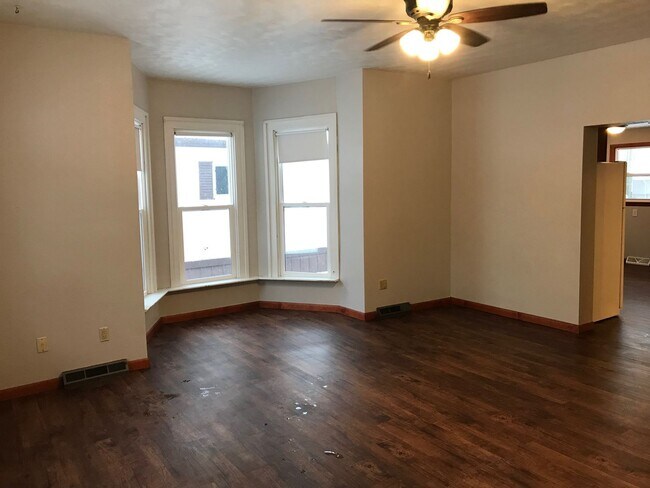 Building Photo - 117 W Elm St