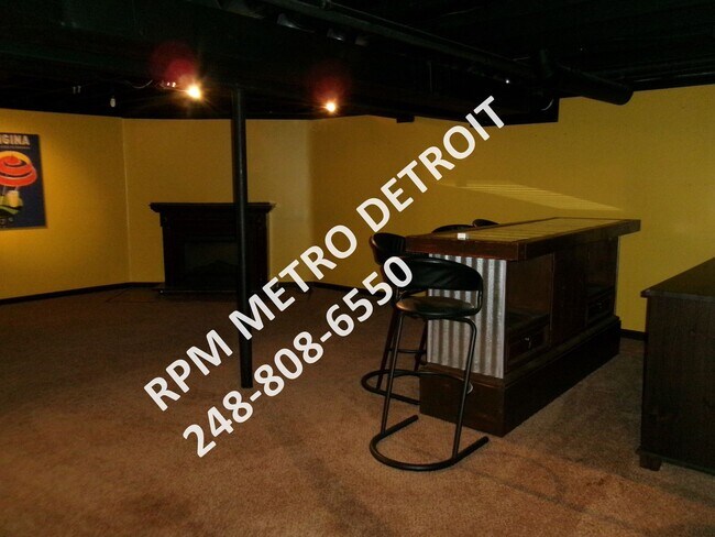 Building Photo - SPACIOUS HOME IN BROWNSTOWN