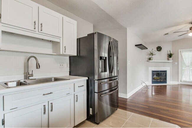 Building Photo - 3420 Riverside Dr