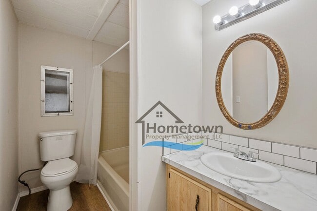 Building Photo - 3 Bedroom 2 Bathroom Home with Carport Available in Coeur d'Alene!