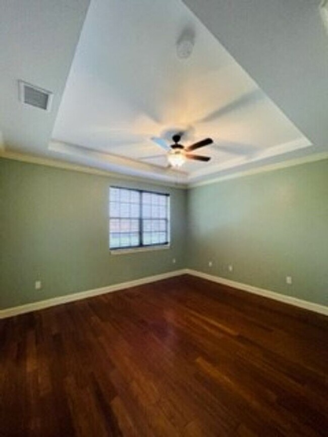 Building Photo - Townhome in the gated community of Bristol...