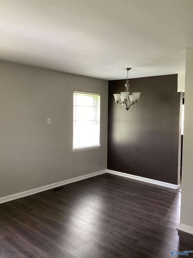 Building Photo - 2408 Whitesburg Dr