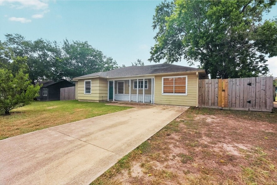 Building Photo - 725 Mary Lake Dr