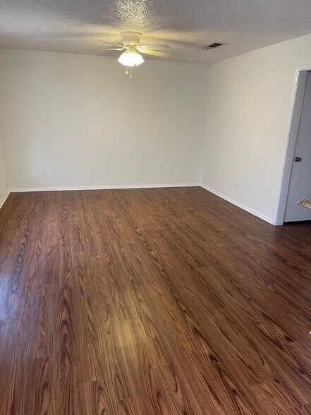 Building Photo - 3208 Matthews Dr