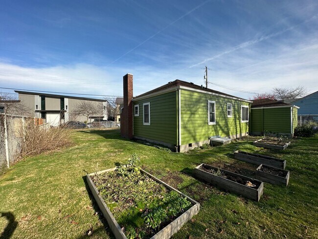 Building Photo - Classic Seattle South Park 2bed/1bath bung...