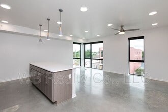 Building Photo - 315 5th St