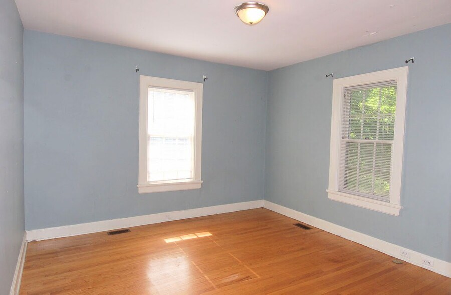 Bedroom - 815 W Johnson St