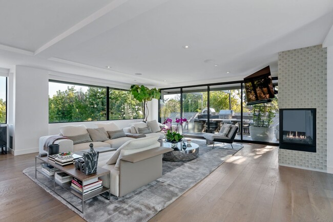 Building Photo - Prestigious Hollywood Hills Home for Rent