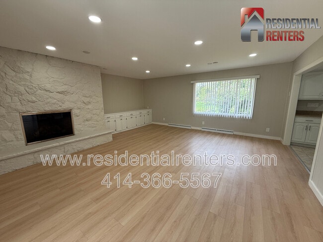 Building Photo - 205 N 165th St