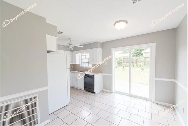 Building Photo - Updated 3BD/1.5BA Gem with Fireplace & Fen...