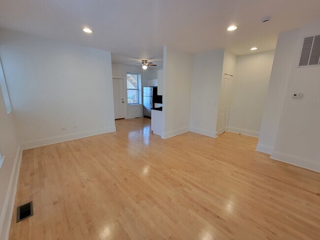 Building Photo - 3257 W Pierce Ave